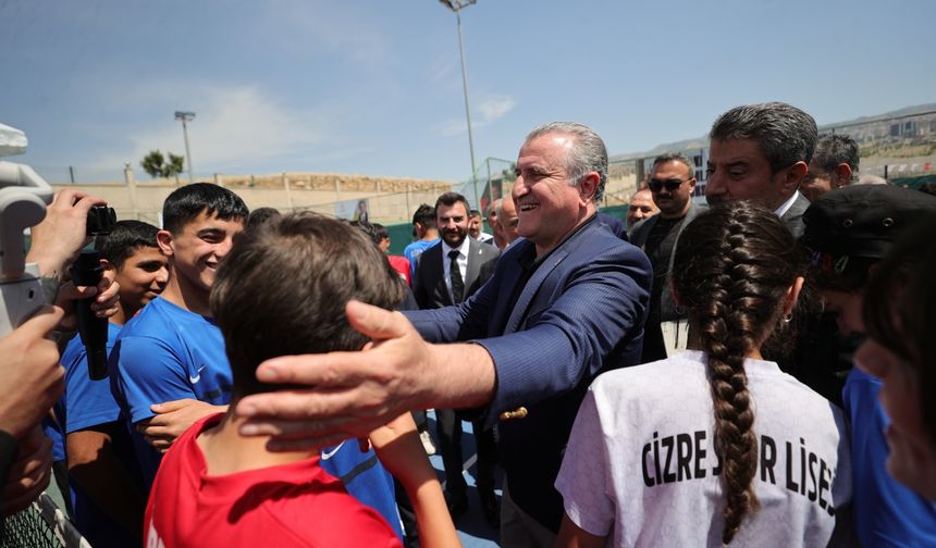 Bakan Bak, 4. Uluslararası Cudi Cup Tenis Turnuvası'nın kupa törenine katıldı: