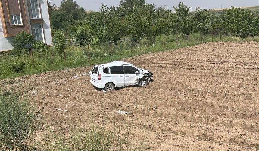 Batman'da devrilen hafif ticari araçtaki 1'i çocuk 2 kişi yaralandı
