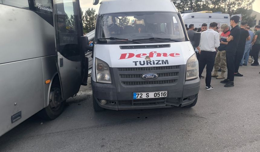 Batman'da Feci Kaza: Minibüs ve Midibüs Çarpıştı, Çok Sayıda Yaralı Var!