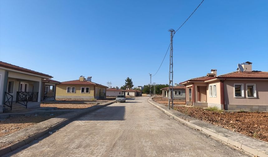 Besni kırsalındaki depremzedeler köy tipi konutlarına kavuştu