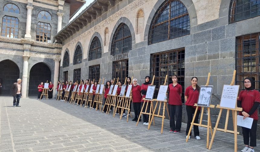 Diyarbakır'da "Değerlerle Renklenen Kalpler" sergisi açıldı
