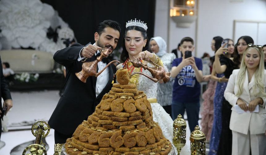 Diyarbakır'da evlenen çift, düğünde pasta yerine burma kadayıf kesti