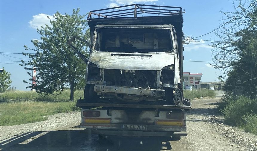 Diyarbakır'da yanmış kamyonette baba ve oğlunun cesetleri bulundu