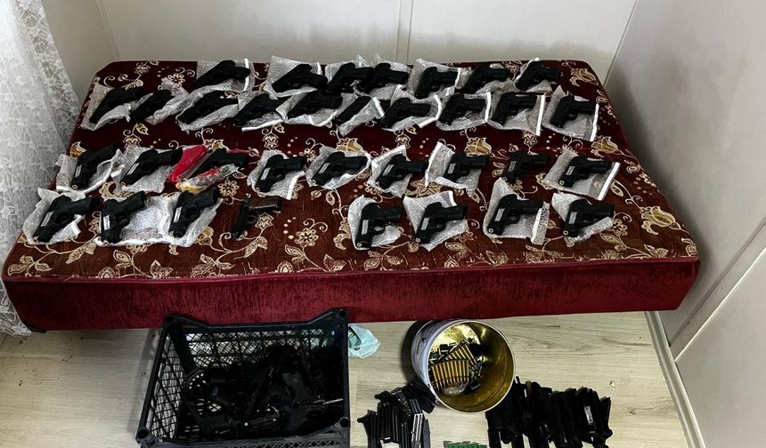 Gaziantep'te 1 el bombası ile 45 silah ele geçirildi