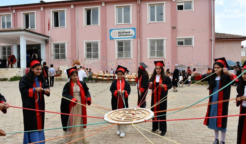 Gönüllü gençlerden köy okulundaki öğrenciler için mezuniyet töreni