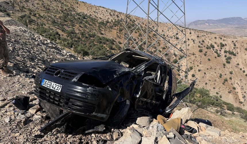 GÜNCELLEME - Şırnak'ta şarampole devrilen hafif ticari araçtaki 3 kişi öldü, 3 kişi yaralandı