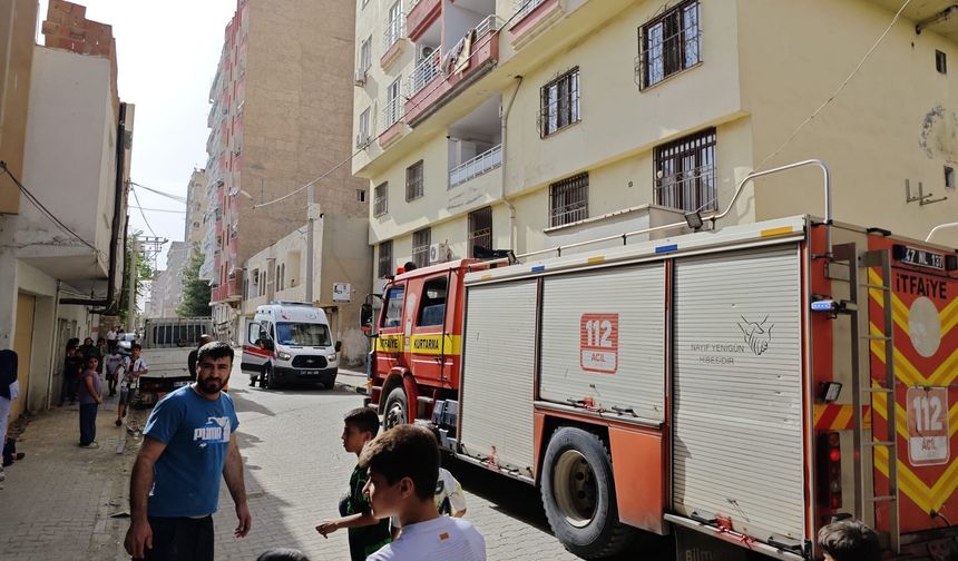 Mardin'de bir binanın havalandırma boşluğuna düşen iki çocuk yaralandı