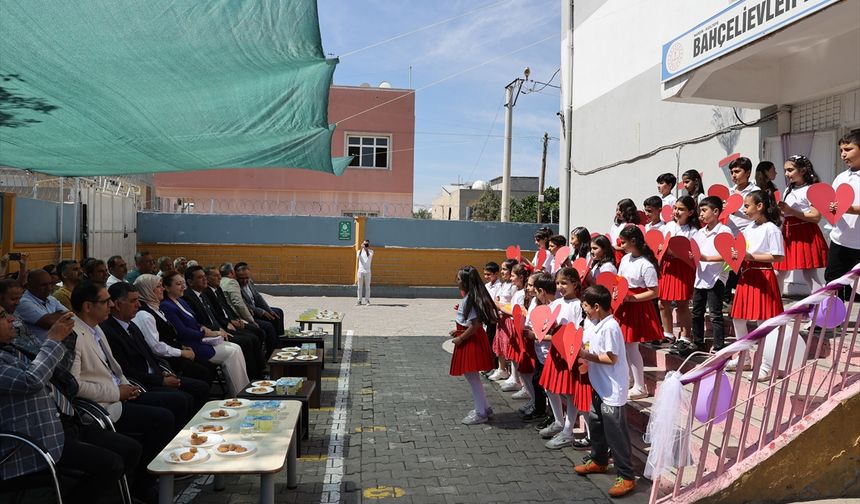 Mardin'de kitap okuma yarışmasında dereceye giren annelere ödülleri verildi