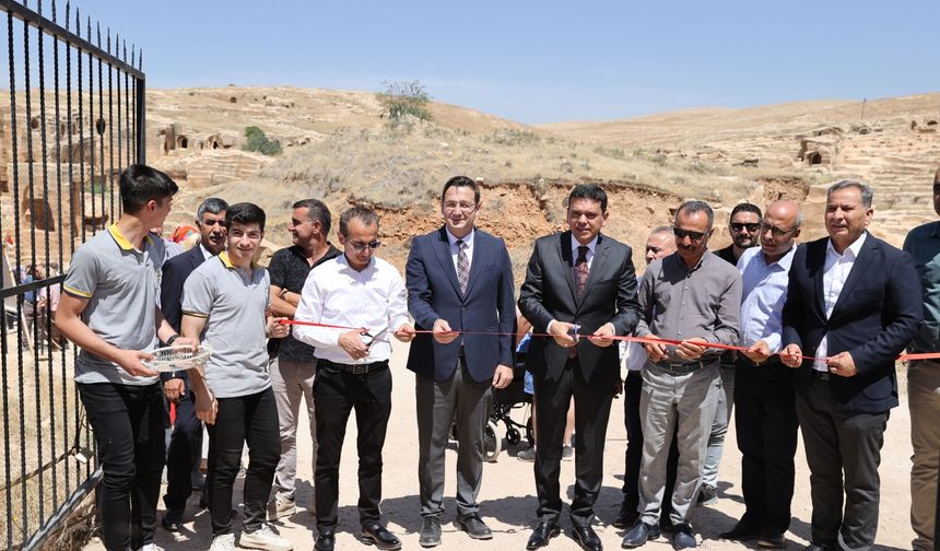 Mardin'in tarihi yapılarını resmeden öğrencilerin eserleri Dara Antik Kenti'nde sergilendi