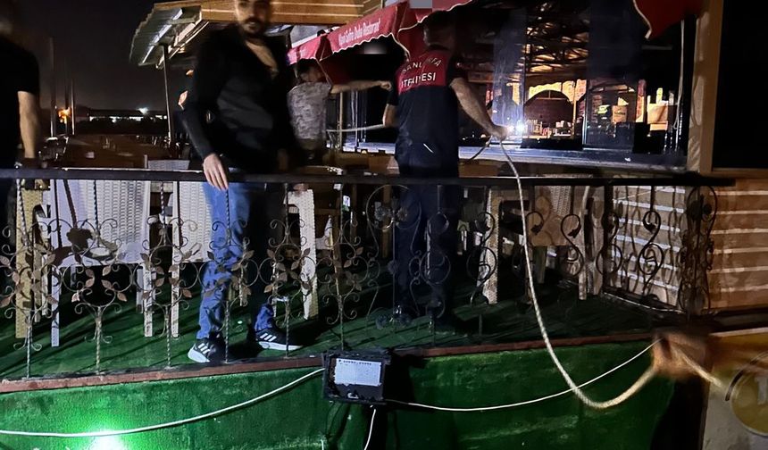 Şanlıurfa'da halatı kopan duba restorana itfaiye ekipleri müdahale etti