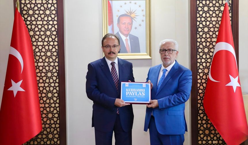 Siirt Valisi Kızılkaya, kurbanını vekalet yoluyla Türkiye Diyanet Vakfına bağışladı