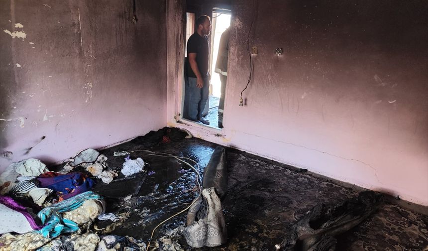 Siirt'in Kurtalan ilçesinde bir ev çıkan yangında ağır hasar gördü