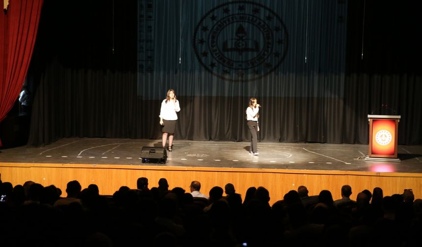 Siirt'te lise öğrencileri şiir ve müzik dinletisi sundu