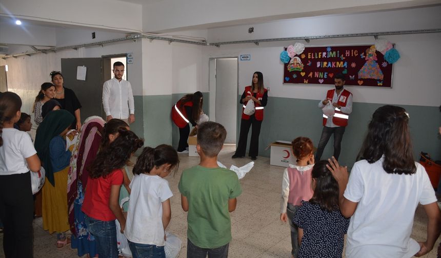 Silopi'de öğrencilere giyim yardımı