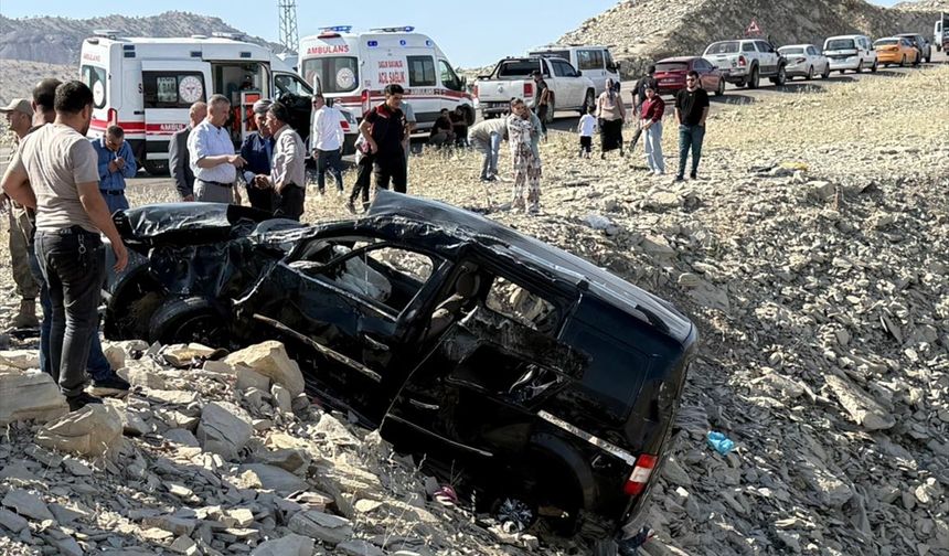 Şırnak'ta şarampole devrilen hafif ticari araçtaki 3 kişi öldü, 3 kişi yaralandı
