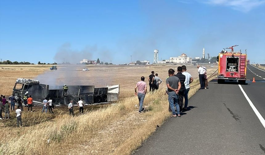 Şırnak'ta seyir halindeyken alev alan tır yandı