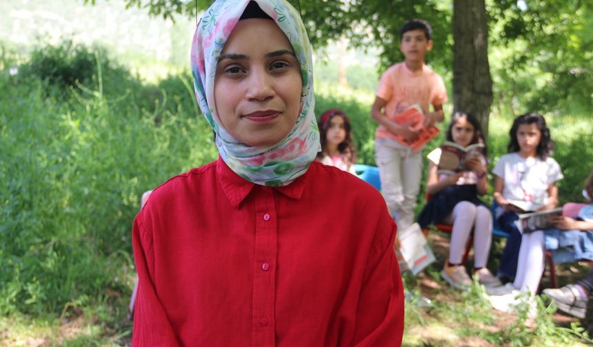Tülay öğretmen öğrencilerine haftada bir gün doğada eğitim veriyor