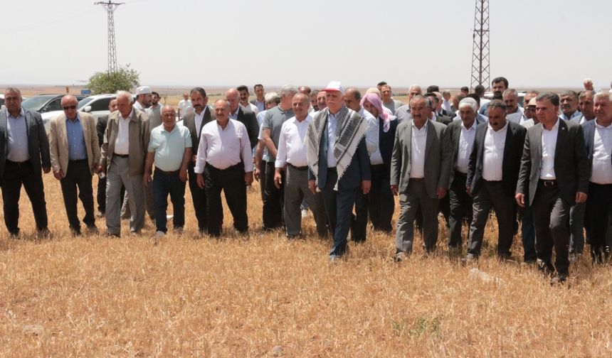 TZOB Genel Başkanı Bayraktar, Şırnak'ta kuraklıktan etkilenen tarlaları inceledi