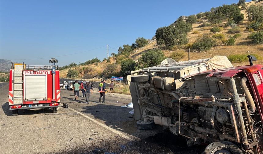 Adıyaman'da kamyonet ile otomobilin çarpıştığı kazada 1 kişi öldü, 5 kişi yaralandı