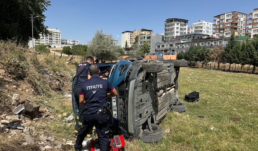 Adıyaman'da şarampole devrilen otomobildeki 2 kişi yaralandı