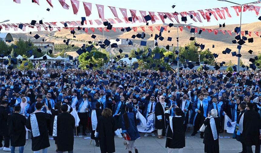 Batman Üniversitesi'nde Mezuniyet Coşkusu
