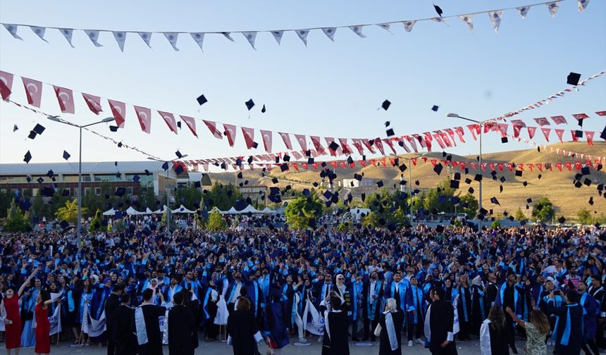 Batman Üniversitesi'nde Mezuniyet Töreni Düzenlendi