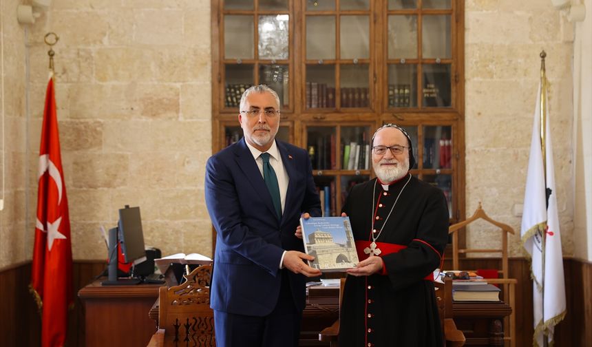 Çalışma ve Sosyal Güvenlik Bakanı Işıkhan, Mardin'de Deyrulzafaran Manastırı'nı ziyaret etti