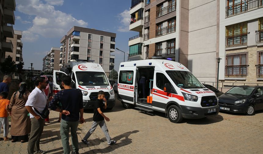 Diyarbakır'da apartmanda çıkan yangında 8 kişi dumandan etkilendi