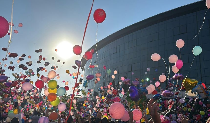 Gaziantep'te binlerce balon minik Elif Azra için gökyüzüne bırakıldı