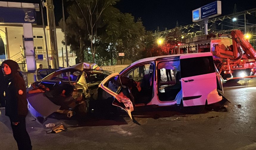 GÜNCELLEME - Gaziantep'te otomobil ile hafif ticari araç çarpıştı, 5 kişi öldü, 2 kişi yaralandı
