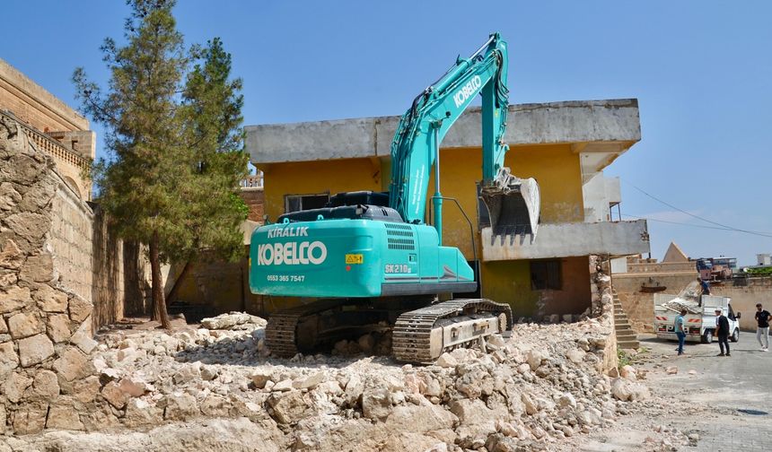 Midyat'ta kaçak ve ruhsatsız yapıların yıkımına başlanıldı