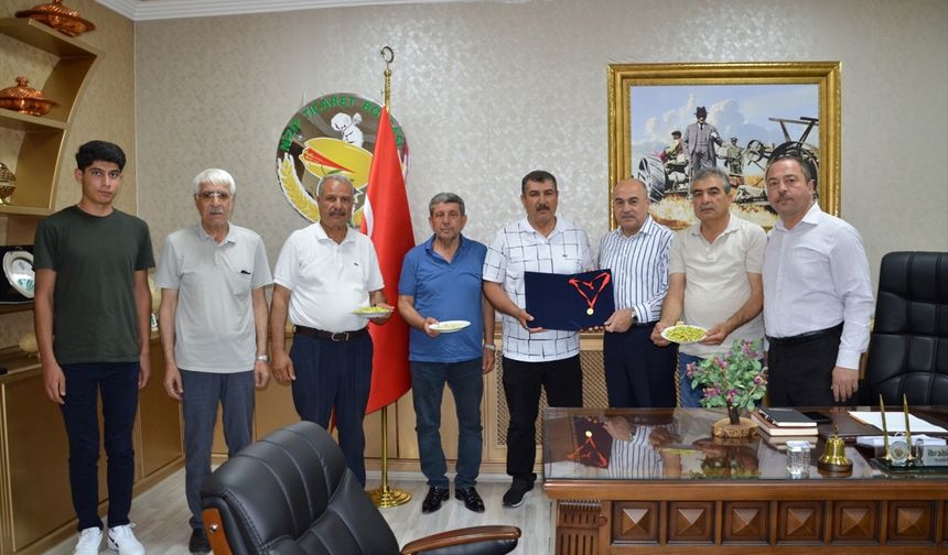 Yılın ilk Antep fıstığı yetiştiricisi altınla ödüllendirildi