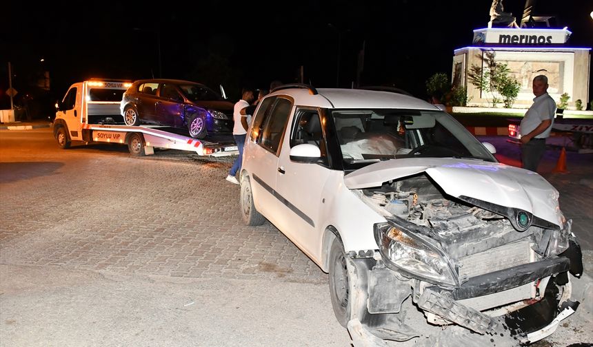 Adıyaman'da hafif ticari araç ile otomobilin çarpıştığı kazada 4 kişi yaralandı