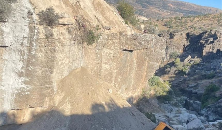 Adıyaman'da şarampole devrilen kamyonun sürücüsü öldü