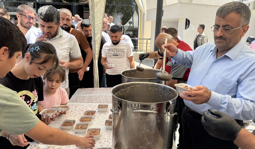 Adıyaman'da vatandaşlara aşure dağıtıldı