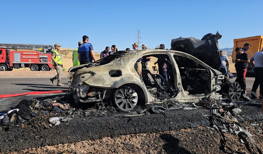 Siirt'te seyir halindeki otomobil yandı