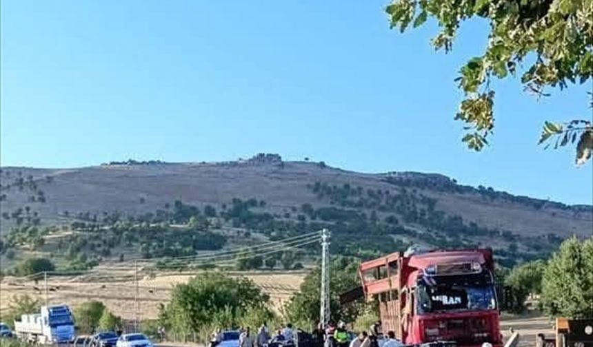 Diyarbakır'da devrilen tırın sürücüsü yaralandı