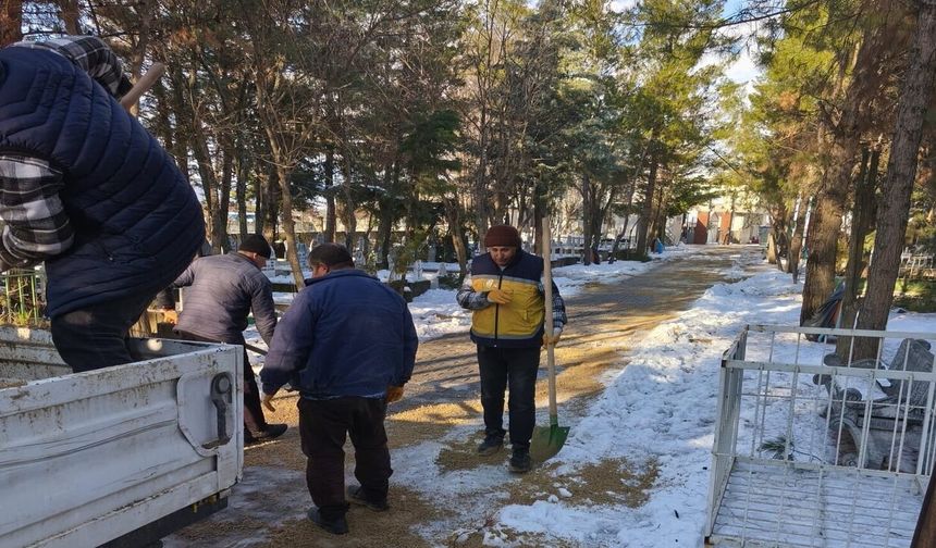 Mezarlıklarda Hizmetler Aksamasın Diye Önlemler Artırıldı