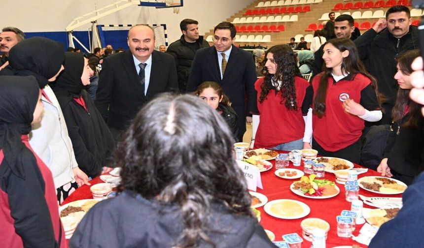 Vali Ekrem Canalp Gercüş'te Vatandaşlarla İftarda Buluştu