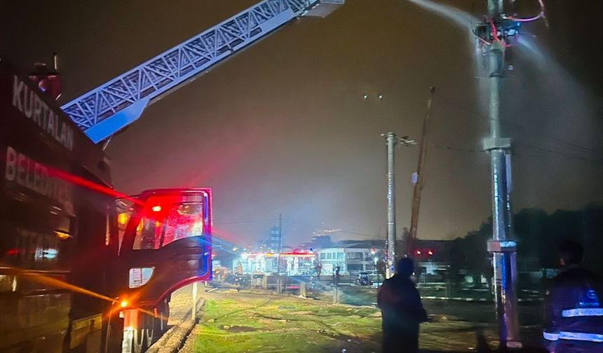 Kurtalan’da Korkutan Trafo Yangını: Mahalle Karanlığa Gömüldü