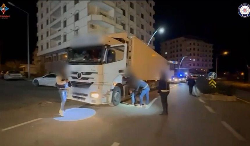 Batman’da Tır Kasasında Göçmen Sevkiyatı Engellendi