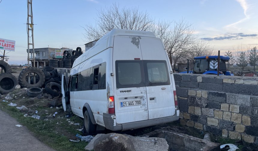 Diyarbakır'da Kontrolden Çıkan Minibüs Duvara Çarptı, 10 Yaralı