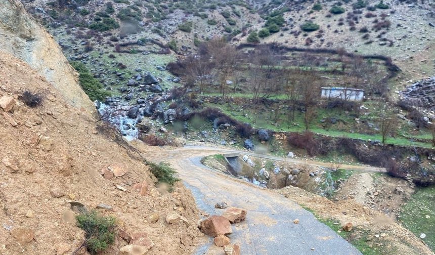 Kozluk’ta Ekipler Seferber Oldu: Kapanan Köy Yolları Açıldı