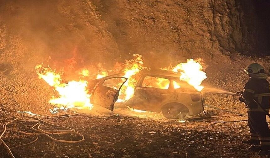 Siirt’te Seyir Halindeki Otomobil Alev Alev Yandı