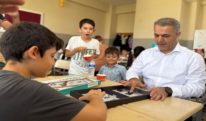 TÜGVA Yaz Okulu Öğrencilerine Dondurma Sürprizi