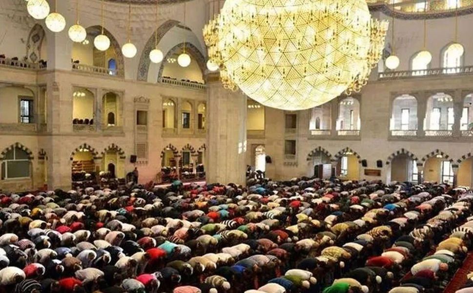 Batman’da Bayram Coşkusu: Necat Nasıroğlu Külliyesi ve Camiler Doldu Taştı