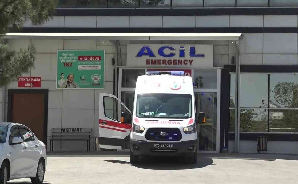 Gercüş’te Otomobil Elektrik Direğine Çarptı: Baba ve Oğlu Yaralandı
