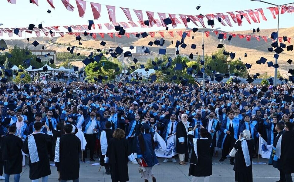 Batman Üniversitesinde Mezuniyet Coşkusu: 3 Haziran'da Kep Atacaklar