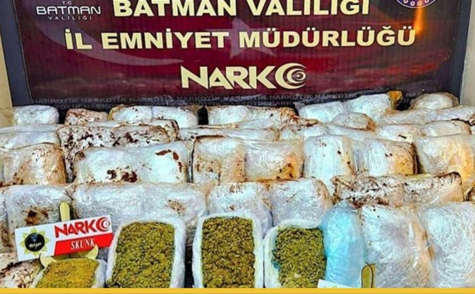 Narkotik Köpeği Mailo Uyardı: Batman'dan Batı'ya Giden Tırda Valiz Dolusu "Yük" Ele Geçti