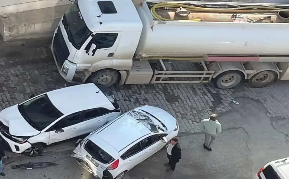 Batman’da Freni Boşalan TIR 8 Aracı Biçti